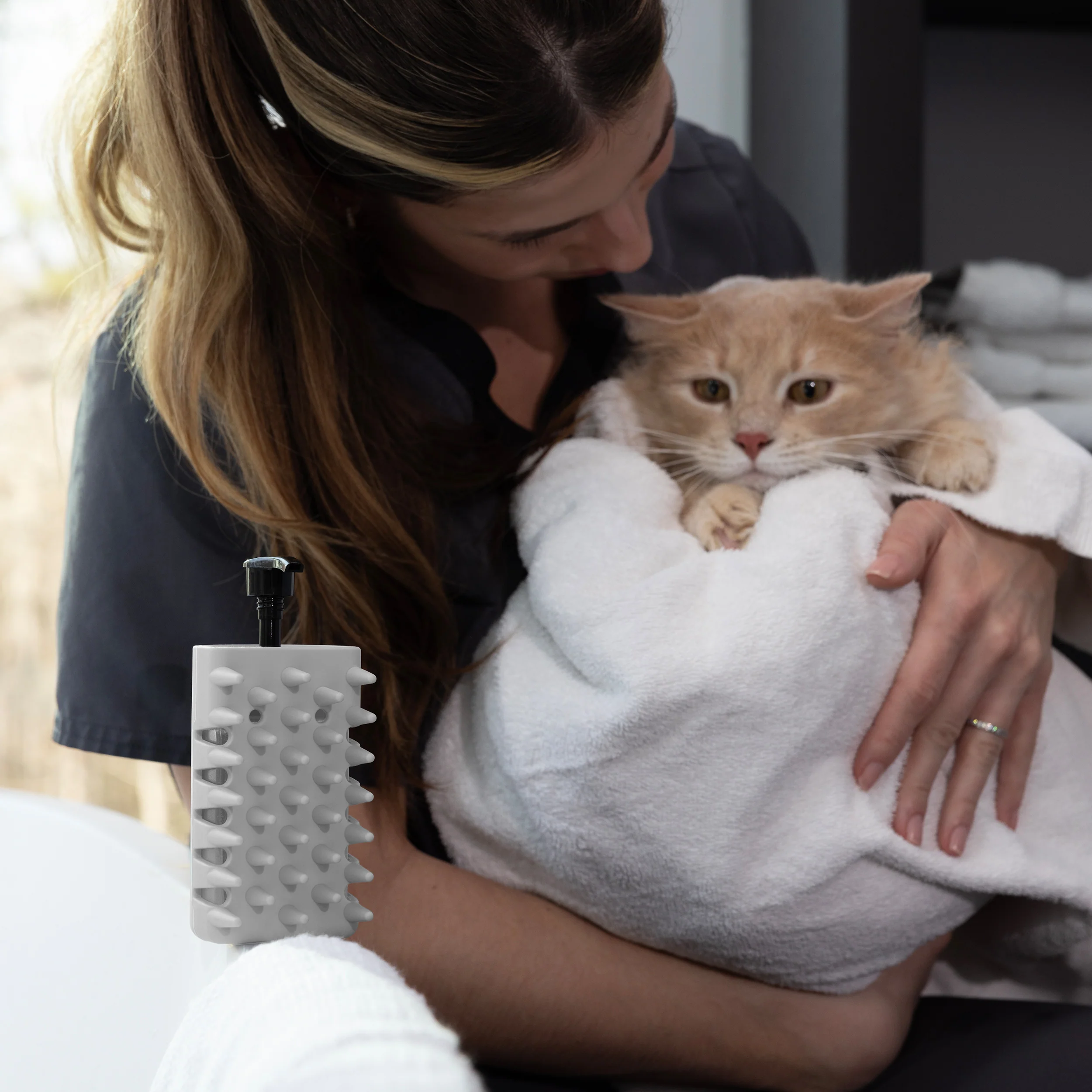 Pet 2-In-1 Shampoo-Dispensing Bath Brush - Image 3